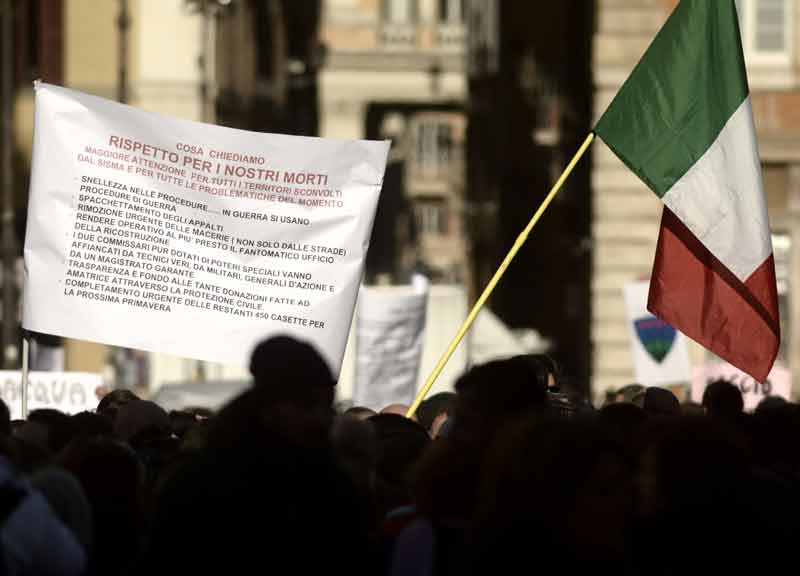 Terremoto, il giorno dell’ira davanti al Governo. “Montanari sì, fessi no” Terremoto, il giorno dell’ira davanti al Governo. “Montanari sì, fessi no”