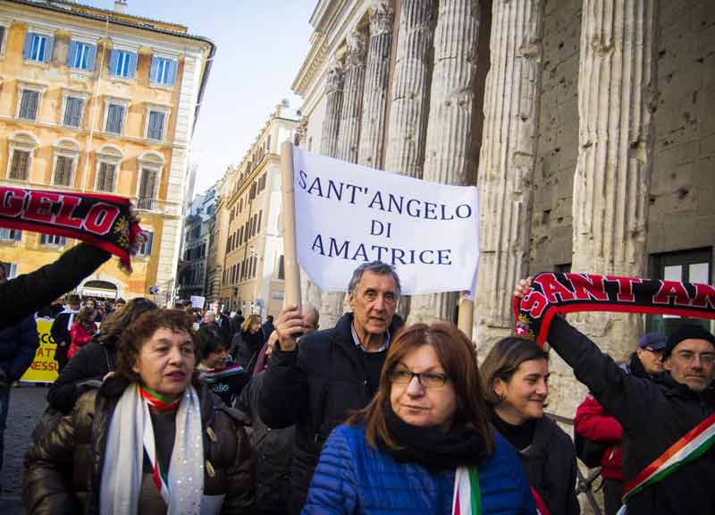 Terremoto, il giorno dell’ira davanti al Governo. “Montanari sì, fessi no” Terremoto, il giorno dell’ira davanti al Governo. “Montanari sì, fessi no”