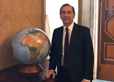 Trump, Sala e il mappamondo: “Io non voglio muri ma un mondo migliore”