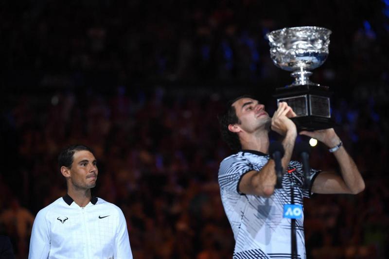Federer dopo la notte di festa dopo l’Australian Open: “Gioco altri due anni” Federer dopo la notte di festa dopo l’Australian Open: “Gioco altri due anni”