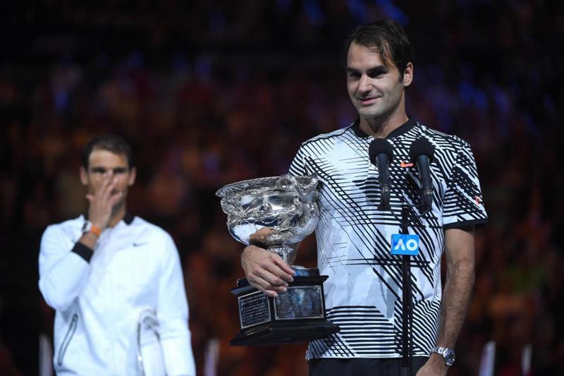 Federer dopo la notte di festa dopo l’Australian Open: “Gioco altri due anni” Federer dopo la notte di festa dopo l’Australian Open: “Gioco altri due anni”