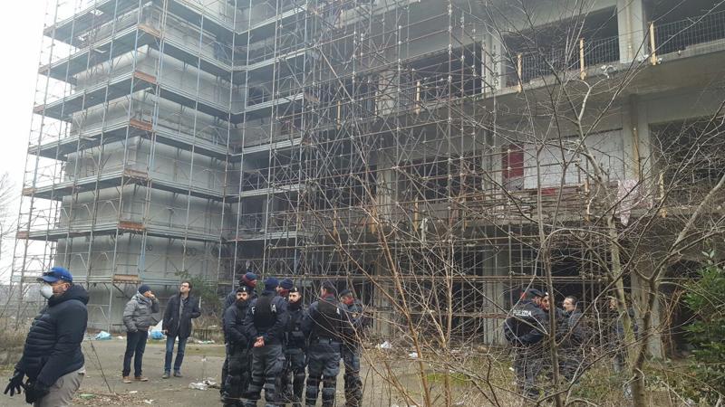 Milano, sgombero dei palazzi occupati di via Antignani (ex-Ligresti). Foto Milano, sgombero dei palazzi occupati di via Antignani (ex-Ligresti). Foto