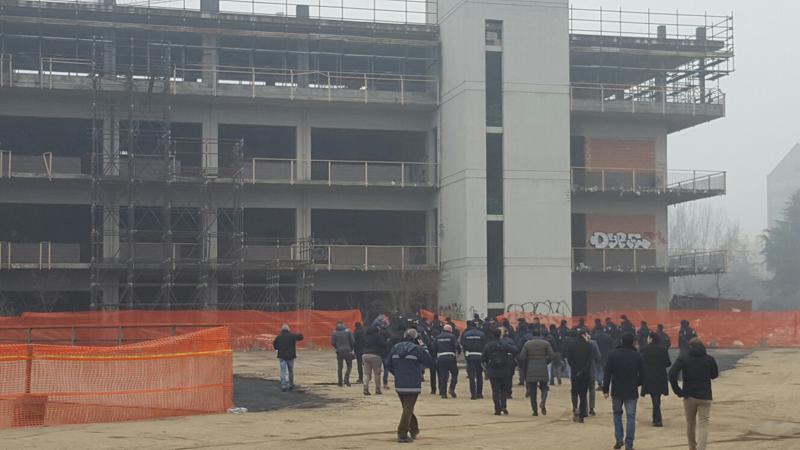 Milano, sgombero dei palazzi occupati di via Antignani (ex-Ligresti). Foto Milano, sgombero dei palazzi occupati di via Antignani (ex-Ligresti). Foto