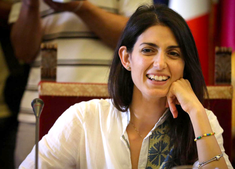 Virginia Raggi interrogata. Da Romeo polizza da 30mila euro, poi la promozione Virginia Raggi interrogata. Da Romeo polizza da 30mila euro, poi la promozione