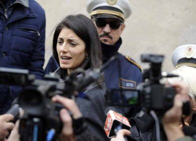 Polizza gate, Raggi: “Non sono come Scajola”. Le opposizioni insorgono