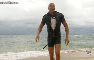 Isola dei Famosi 2017, Bettarini in ospedale. “Ora sta meglio”