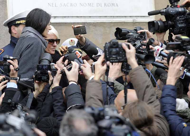 Raggi tuona (su fb): “Basta gossip”. E promette il piano buche per Roma Raggi tuona (su fb): “Basta gossip”. E promette il piano buche per Roma