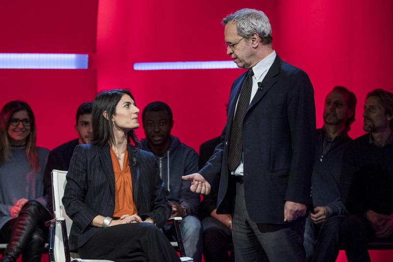 Raggi buca in TV con Mentana: cabaret più che intervista. LA7, ascolti flop Raggi buca in TV con Mentana: cabaret più che intervista. LA7, ascolti flop