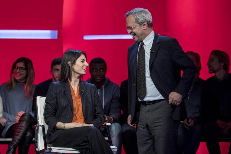 Raggi buca in TV con Mentana: cabaret più che intervista. LA7, ascolti flop Raggi buca in TV con Mentana: cabaret più che intervista. LA7, ascolti flop
