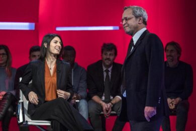 Raggi buca in TV con Mentana: cabaret più che intervista. LA7, ascolti flop