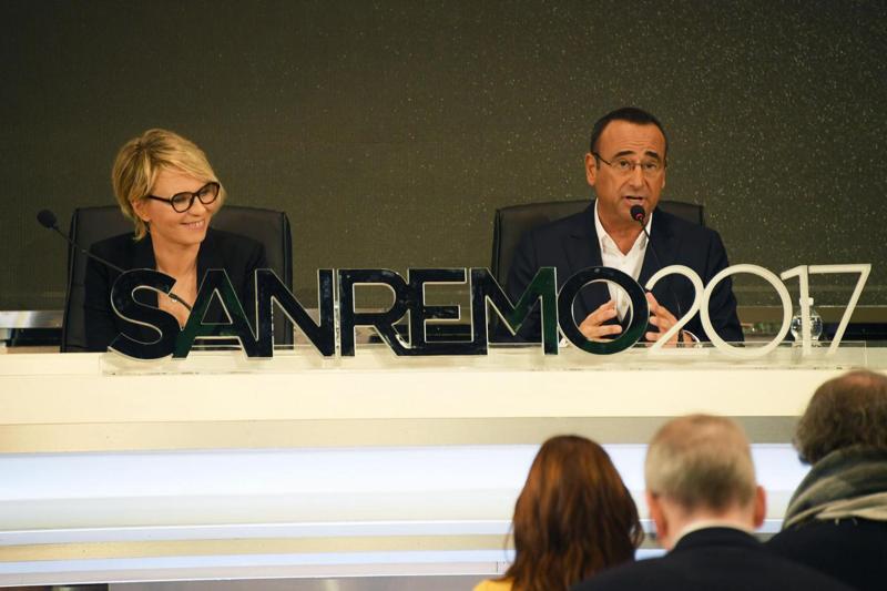 Sanremo 2017, Maria De Filippi lancia Carlo Conti portachiavi. E lui… Sanremo 2017, Maria De Filippi lancia Carlo Conti portachiavi. E lui…