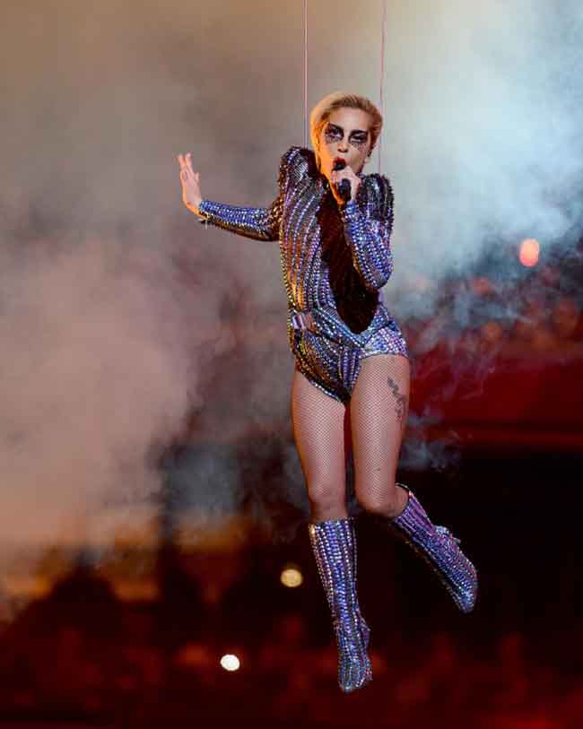 Lady Gaga in Atelier Versace al Super Bowl: mega show. Foto