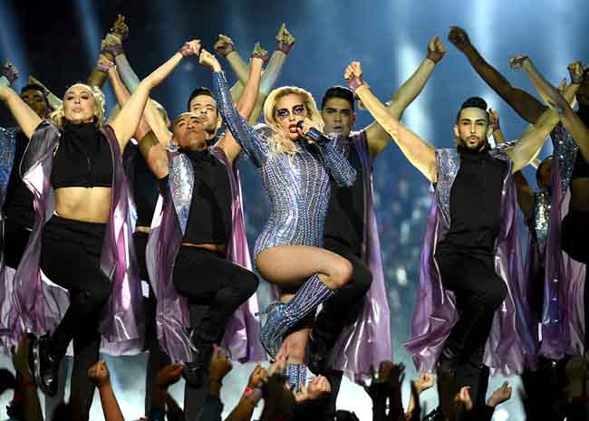 Lady Gaga in Atelier Versace al Super Bowl: mega show. Foto
