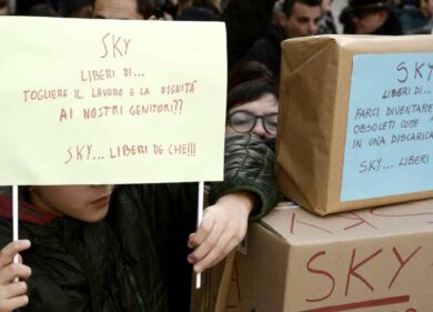 L’ira dei dipendenti Sky contro il piano che smantella la sede di Roma