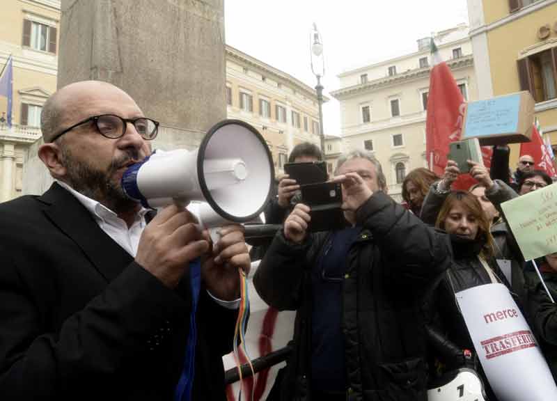 L’ira dei dipendenti Sky contro il piano che smantella la sede di Roma L’ira dei dipendenti Sky contro il piano che smantella la sede di Roma