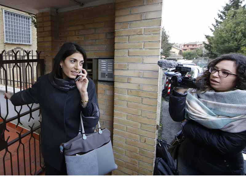 Raggi stressata come Berlusconi. “La politica abbatte i confini della privacy” Raggi stressata come Berlusconi. “La politica abbatte i confini della privacy”