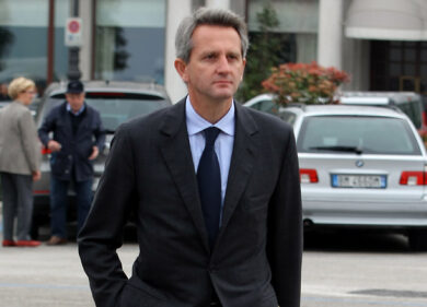 Mediobanca vende Generali a 17 euro. Nagel fa da paciere fra Silvio e Bollorè