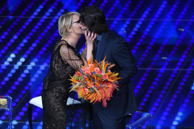 Sanremo 2017: Robbie Williams bacia Maria De Filippi. E lei bacia Keanu Reeves Sanremo 2017: Robbie Williams bacia Maria De Filippi. E lei bacia Keanu Reeves