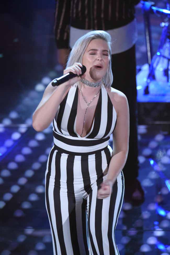 Sanremo 2017: Robbie Williams bacia Maria De Filippi. E lei bacia Keanu Reeves Sanremo 2017: Robbie Williams bacia Maria De Filippi. E lei bacia Keanu Reeves