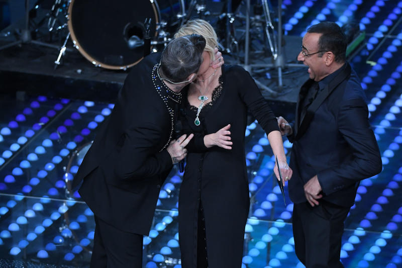 Sanremo 2017: Robbie Williams bacia Maria De Filippi. E lei bacia Keanu Reeves Sanremo 2017: Robbie Williams bacia Maria De Filippi. E lei bacia Keanu Reeves