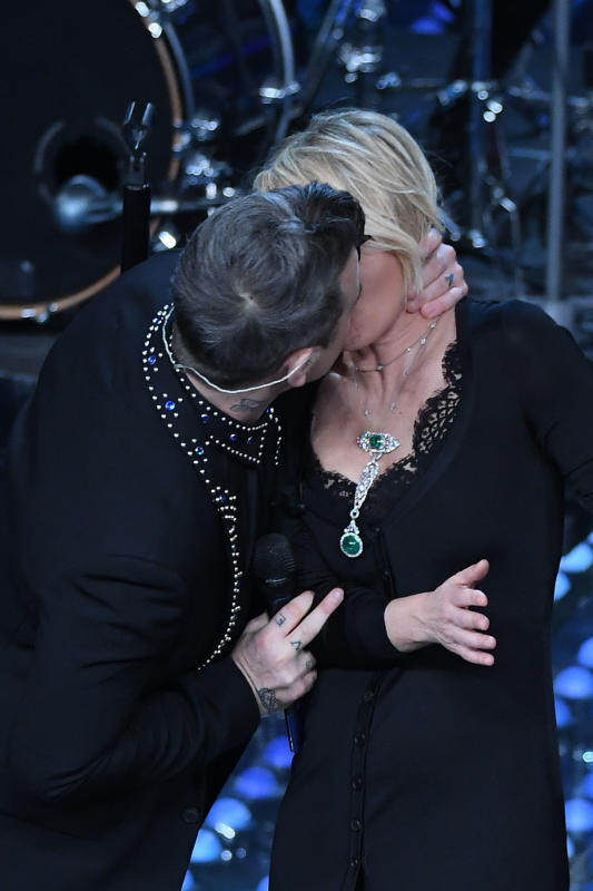 Sanremo 2017: Robbie Williams bacia Maria De Filippi. E lei bacia Keanu Reeves Sanremo 2017: Robbie Williams bacia Maria De Filippi. E lei bacia Keanu Reeves