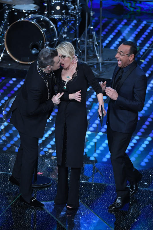 Sanremo 2017: Robbie Williams bacia Maria De Filippi. E lei bacia Keanu Reeves Sanremo 2017: Robbie Williams bacia Maria De Filippi. E lei bacia Keanu Reeves