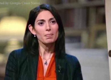 “Virginia Raggi ti amo”. Il video da ridere. Ma è l’unica speranza per Roma