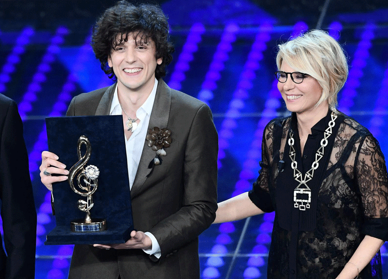 Sanremo 2017, Ermal Meta vince il Premio Cover. 49,7% di share Sanremo 2017, Ermal Meta vince il Premio Cover. 49,7% di share
