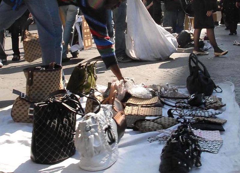 Boccea, scoperto paradiso del “fac-simile”: denunciati tre egiziani Boccea, scoperto paradiso del “fac-simile”: denunciati tre egiziani