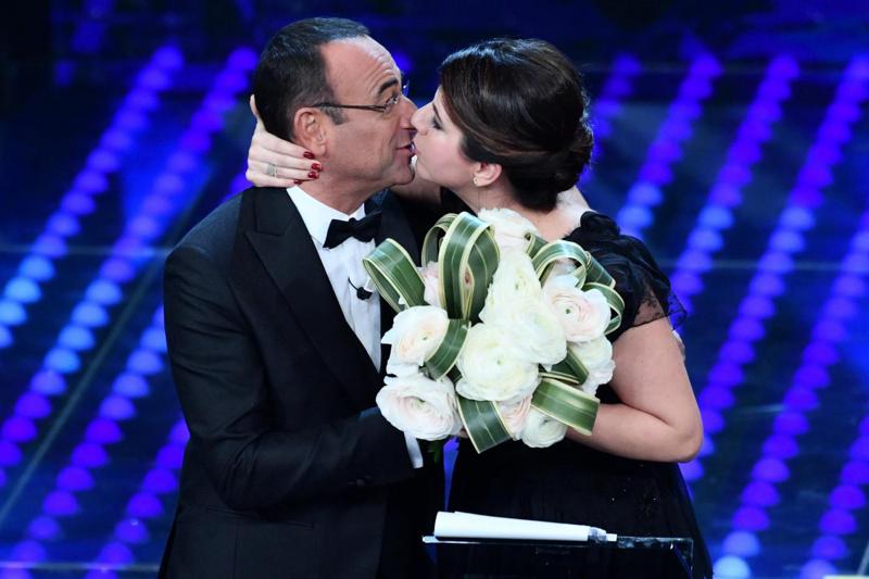 Sanremo 2017: Geppy Cucciari difende le donne, “Je suis patata bollente” Sanremo 2017: Geppy Cucciari difende le donne, “Je suis patata bollente”