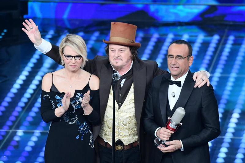 Sanremo 2017, Renzi è vivo e lotta insieme a noi Sanremo 2017, Renzi è vivo e lotta insieme a noi
