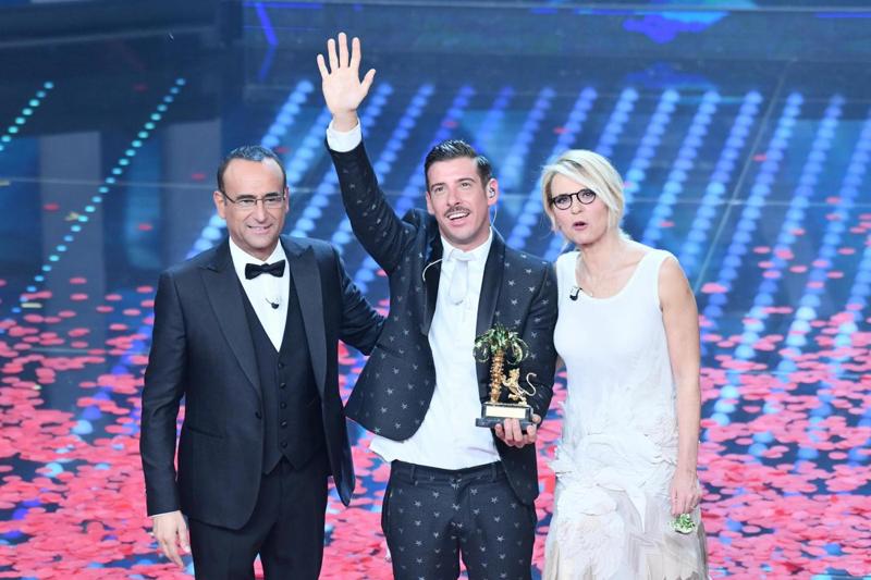 Sanremo 2017, Renzi è vivo e lotta insieme a noi Sanremo 2017, Renzi è vivo e lotta insieme a noi