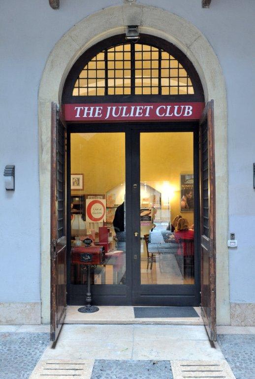 San Valentino, il fascino intramontabile di scrivere una vera lettera d’amore