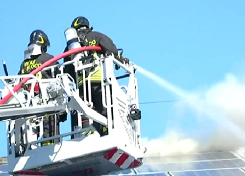 Incendio al centro ambrosiano di solidarietà: fiamme al Parco Lambro. FOTO Incendio al centro ambrosiano di solidarietà: fiamme al Parco Lambro. FOTO