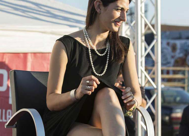 Raggi, il Financial Times: i suoi guai affossano le ambizioni del M5S Raggi, il Financial Times: i suoi guai affossano le ambizioni del M5S