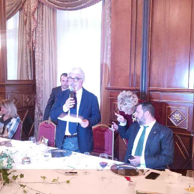 E gli Amici della Lirica misero all’asta la prima felpa di Salvini. VIDEO E gli Amici della Lirica misero all’asta la prima felpa di Salvini. VIDEO
