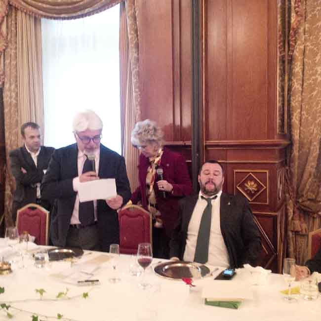 E gli Amici della Lirica misero all’asta la prima felpa di Salvini. VIDEO E gli Amici della Lirica misero all’asta la prima felpa di Salvini. VIDEO