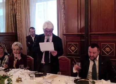 E gli Amici della Lirica misero all’asta la prima felpa di Salvini. VIDEO E gli Amici della Lirica misero all’asta la prima felpa di Salvini. VIDEO