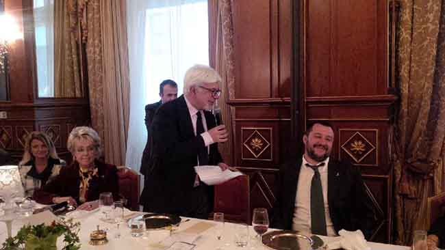 E gli Amici della Lirica misero all’asta la prima felpa di Salvini. VIDEO E gli Amici della Lirica misero all’asta la prima felpa di Salvini. VIDEO