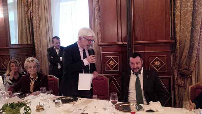 E gli Amici della Lirica misero all’asta la prima felpa di Salvini. VIDEO E gli Amici della Lirica misero all’asta la prima felpa di Salvini. VIDEO