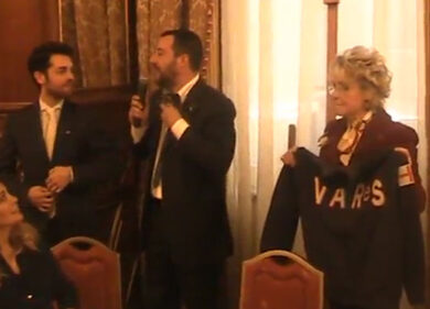 La storica felpa di Matteo Salvini all’asta