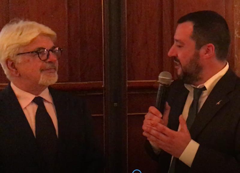 E gli Amici della Lirica misero all’asta la prima felpa di Salvini. VIDEO E gli Amici della Lirica misero all’asta la prima felpa di Salvini. VIDEO