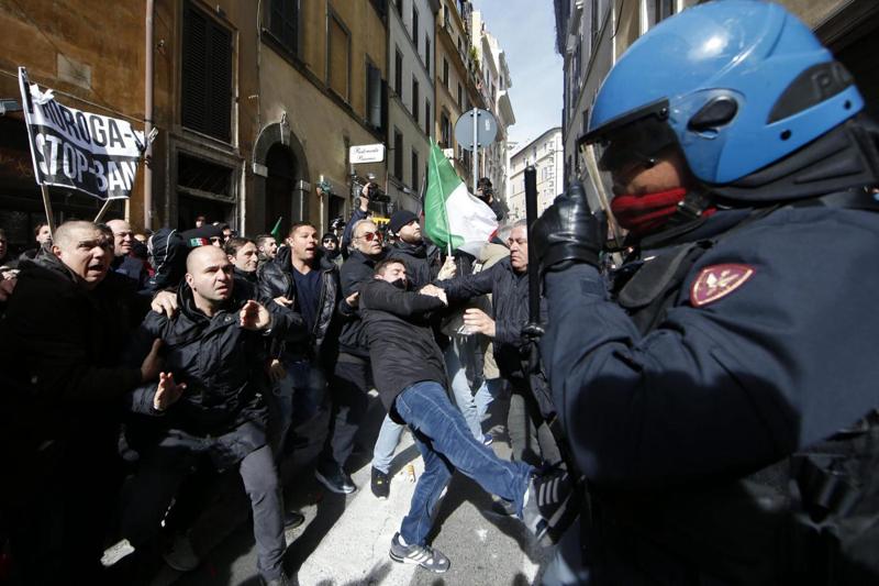 Protesta taxi, così il Pd alimenta i populismi. Raggi (furba) cavalca l’onda Protesta taxi, così il Pd alimenta i populismi. Raggi (furba) cavalca l’onda