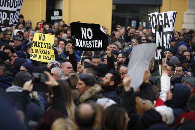 Protesta taxi, così il Pd alimenta i populismi. Raggi (furba) cavalca l’onda Protesta taxi, così il Pd alimenta i populismi. Raggi (furba) cavalca l’onda
