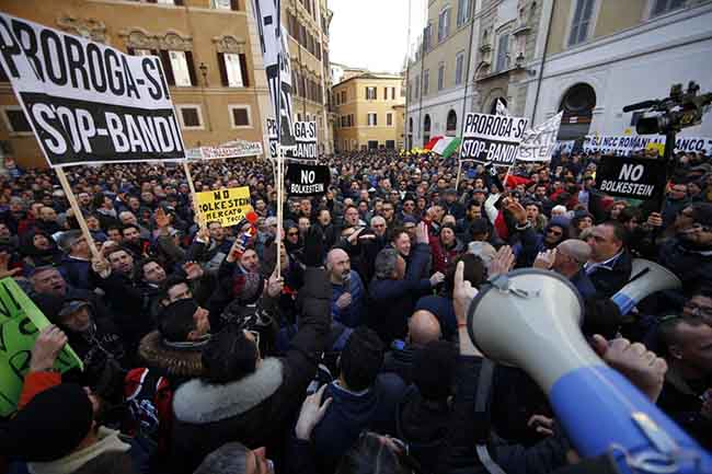 Protesta taxi, così il Pd alimenta i populismi. Raggi (furba) cavalca l’onda Protesta taxi, così il Pd alimenta i populismi. Raggi (furba) cavalca l’onda