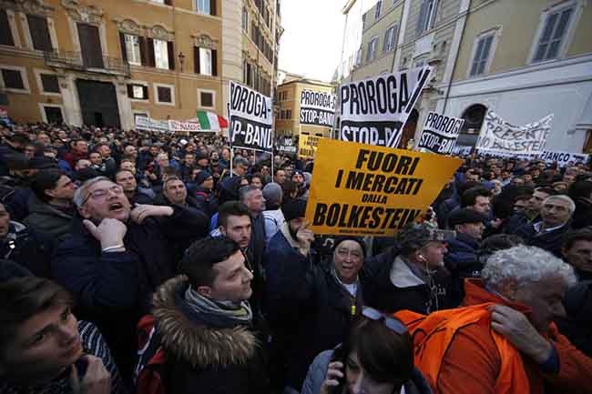 Protesta taxi, così il Pd alimenta i populismi. Raggi (furba) cavalca l’onda Protesta taxi, così il Pd alimenta i populismi. Raggi (furba) cavalca l’onda