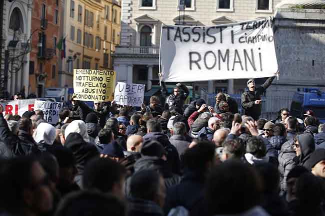 Protesta taxi, così il Pd alimenta i populismi. Raggi (furba) cavalca l’onda Protesta taxi, così il Pd alimenta i populismi. Raggi (furba) cavalca l’onda
