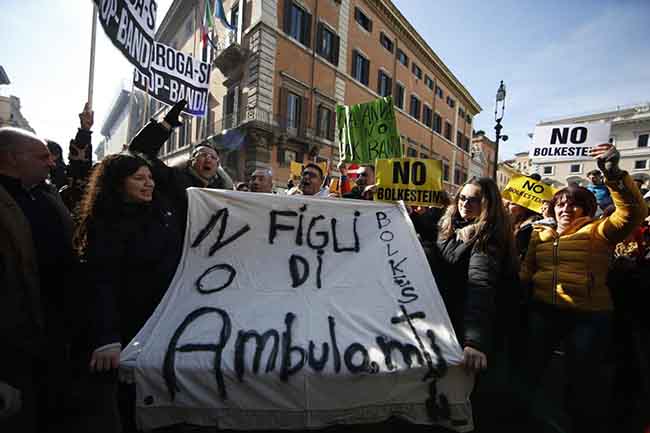 Protesta taxi, così il Pd alimenta i populismi. Raggi (furba) cavalca l’onda Protesta taxi, così il Pd alimenta i populismi. Raggi (furba) cavalca l’onda