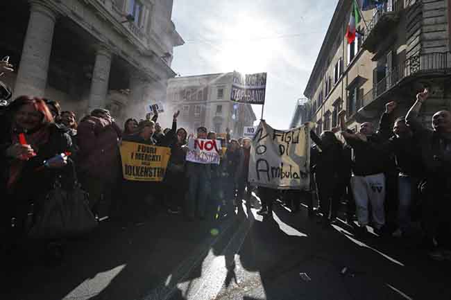 Protesta taxi, così il Pd alimenta i populismi. Raggi (furba) cavalca l’onda Protesta taxi, così il Pd alimenta i populismi. Raggi (furba) cavalca l’onda