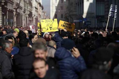 Protesta taxi, così il Pd alimenta i populismi. Raggi (furba) cavalca l’onda